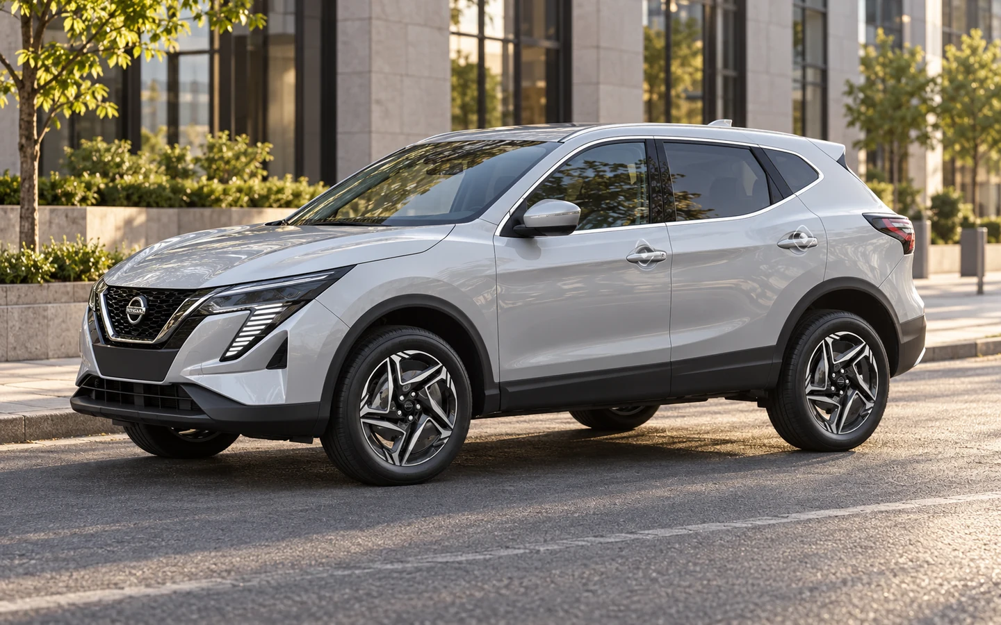 Серебристый Nissan Qashqai на городской улице