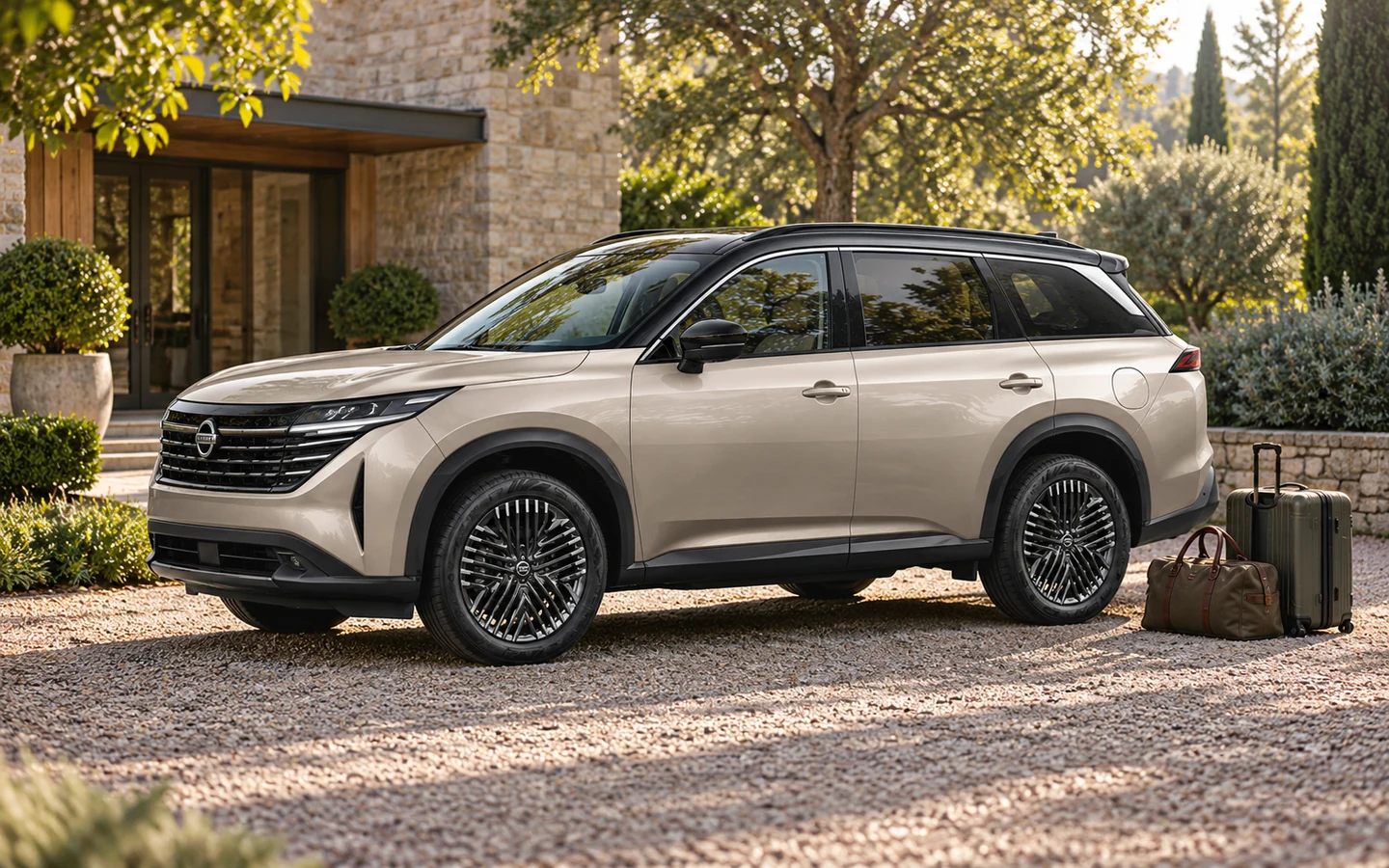 Nissan Pathfinder у загородного дома рядом с багажом