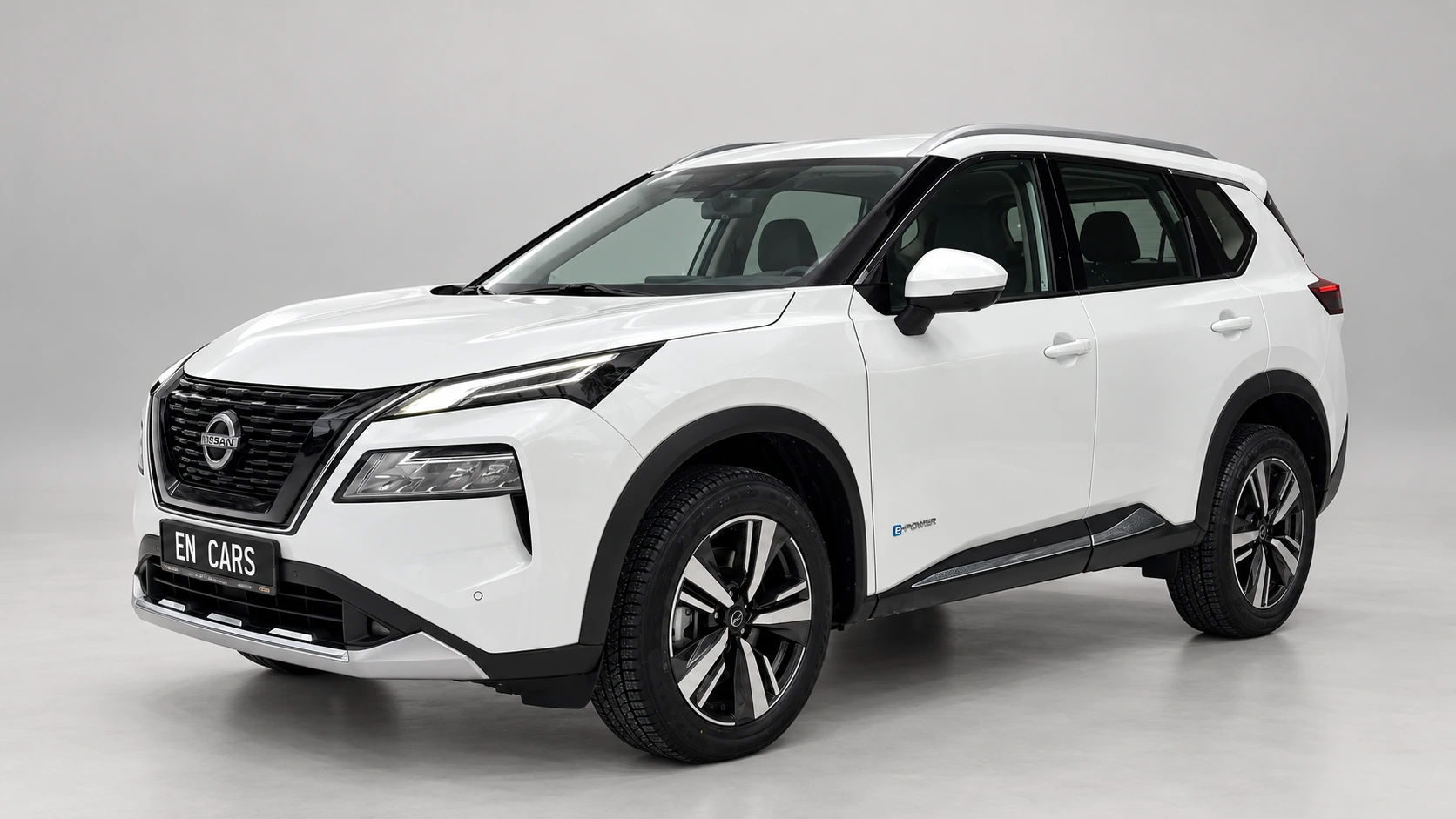 Белый Nissan X-Trail e-POWER, вид спереди и сбоку